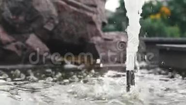 水流飞溅或喷出，喷泉飞溅。 水压。 喷泉在夏季公园.. 飞溅的溪流喷泉。